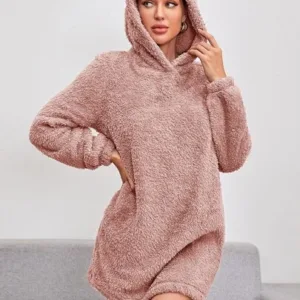 Vestido estilo sudadera teddy con capucha